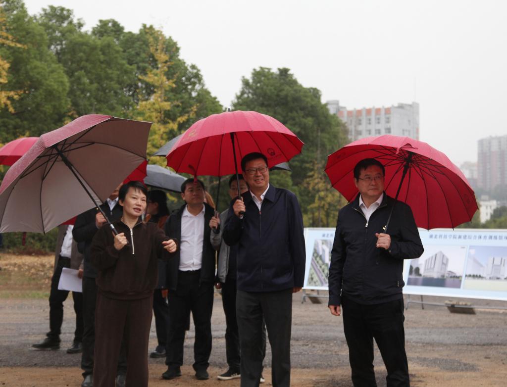 咸宁市市长杨军来校调研重点项目建设工作